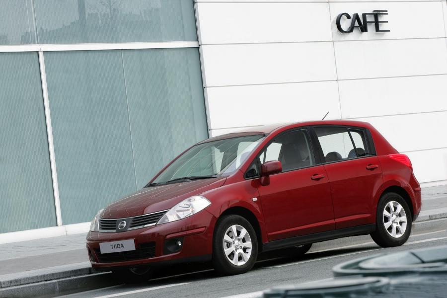  Nissan Tiida 2005 года  (фото 23 из 52)